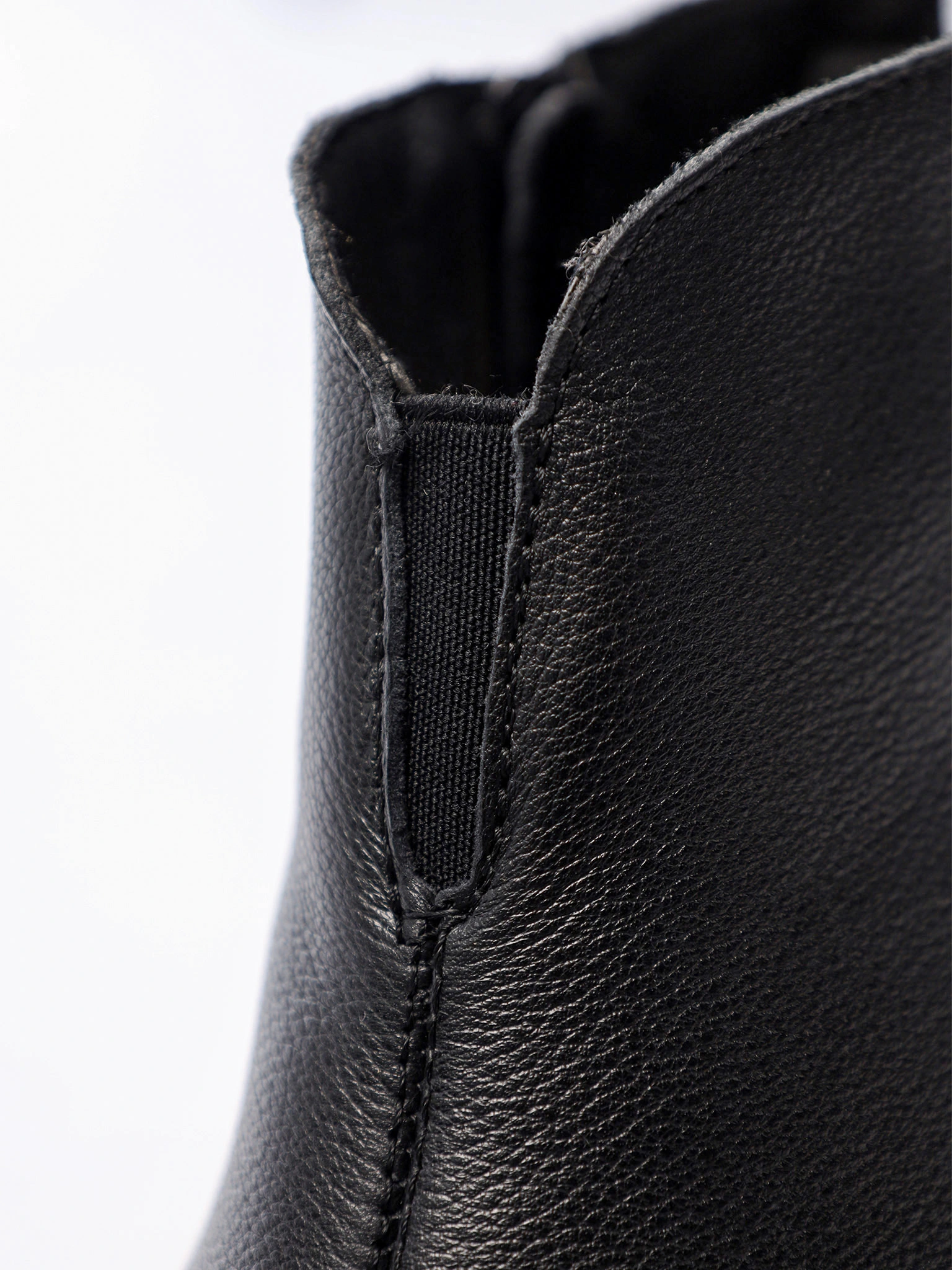 Ботинки черного цвета с декоративной молнией сзади на низком каблуке